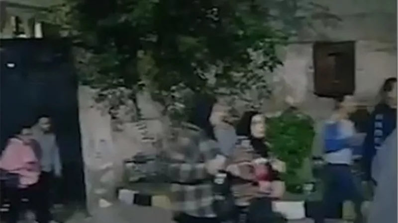 أهالي الإسكندرية يتوافدون على لجنة مدرسة جمال عبد الناصر بفيكتوريا للإدلاء بأصواتهم