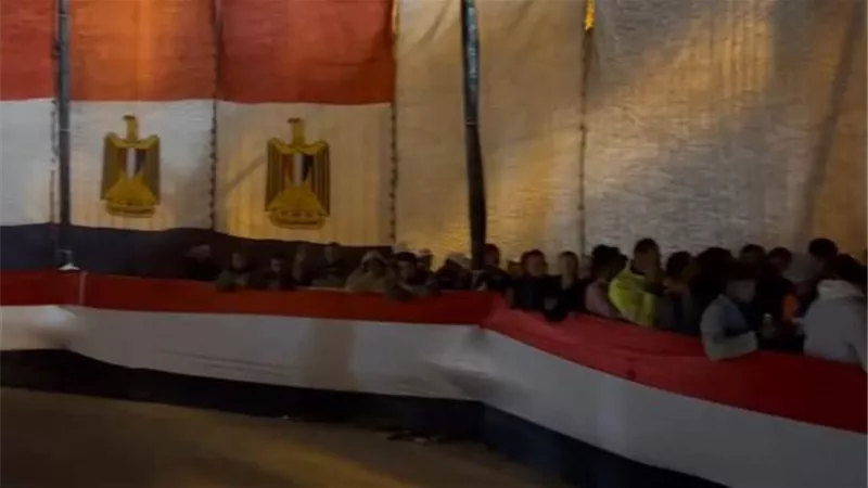 توافد كبير من عمال الوردية الثانية بشركات السخنة علي لجنة المغترب