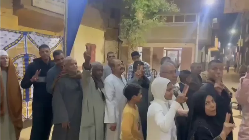 مسيرة حاشدة من أمام مدرسة الزناقطة الابتدائية بالأقصر