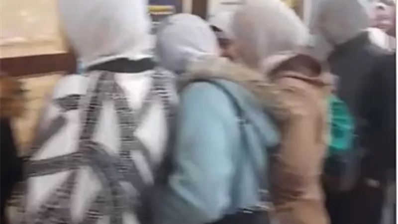 الطلاب المغتربين بكفر الشيخ يدلون بأصواتهم في لجنة مدرسة الشهيد عزت الشافعي