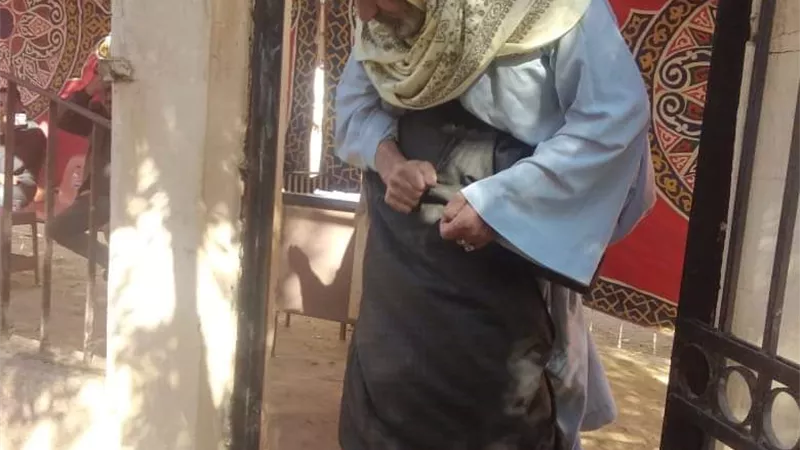 أيقونة من الانتخابات.. يحمل والده المسن ليدلي بصوته في الانتخابات