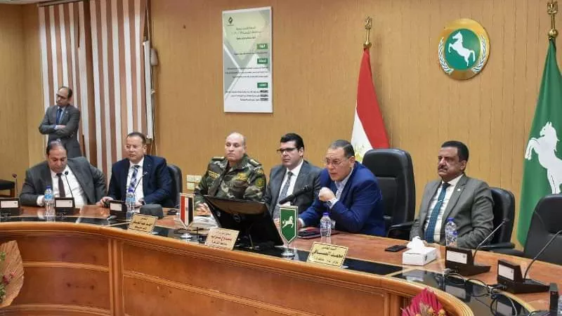 محافظ الشرقية يُتابع غلق صناديق الإقتراع في اليوم الأول.. صور
