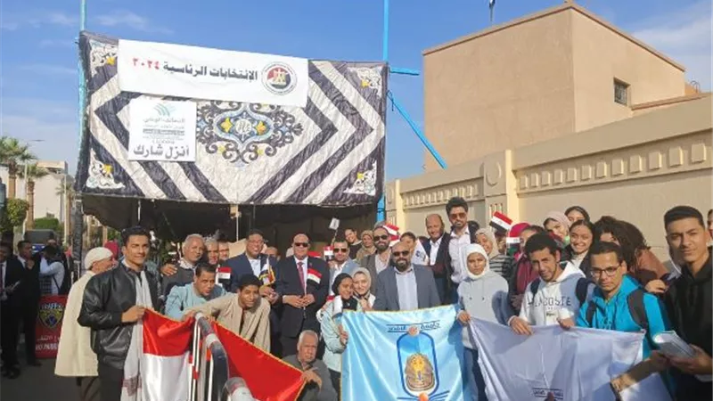مسيرة حاشدة بأعلام مصر تنطلق من جامعة الأقصر