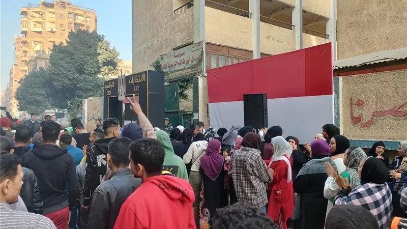 توافد المواطنين بكثافة على لجان شبرا قبل بدء التصويت
