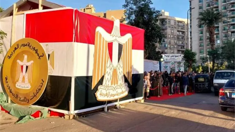 توافد المواطنين بكثافةعلى لجان أكتوبر والشيخ زايد قبل بدء التصويت