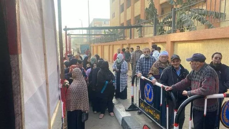 طوابير الناخبين امام مدرسة السيدة خديجة بالزاوية الحمراء قبل بدء التصويت ..صور