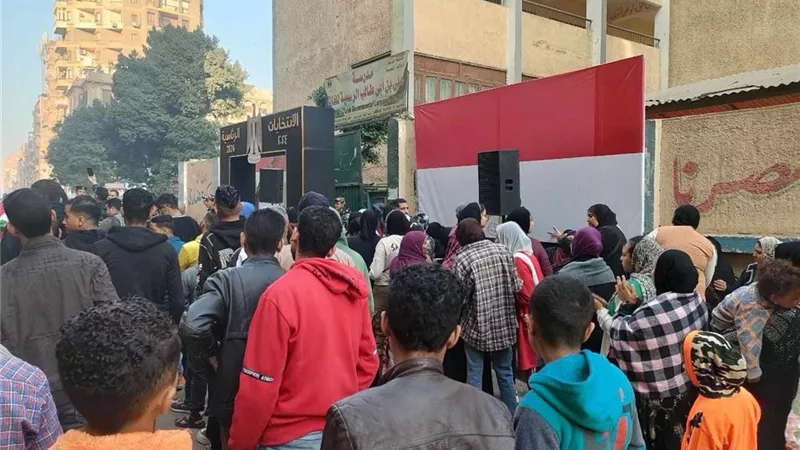 بالصور ..المئات يتوافدون على مدارس بولاق والسلام بالقاهرة للإدلاء بأصواتهم