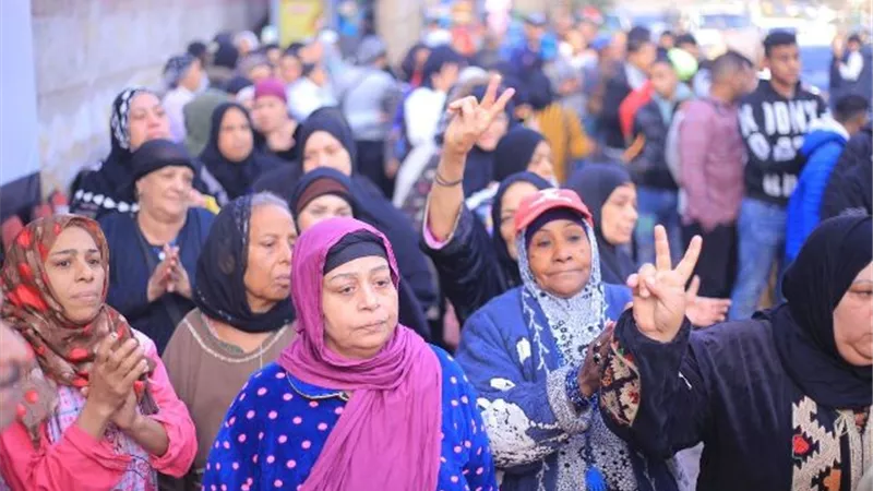 المرأة درع الوطن.. اقبال كثيف من السيدات على لجنة مدرسة الاقباط بشبرا