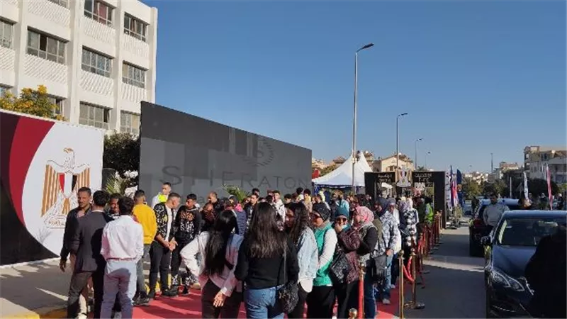 السيدات فى صدارة طوابير الانتخابات فى التجمع الخامس