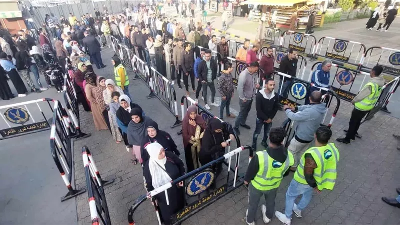 طوابير الناخبين امام مدرسة محمد نجيب بالزاوية الحمراء