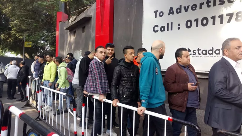 طوابير الناخبين تمتد أمام لجنة النادي الأهلي في ثاني أيام الانتخاب