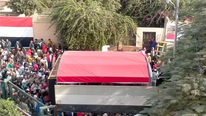 تواجد كثيف للمواطنين أمام لجان الانتخابات بالحي العاشر والزهراء