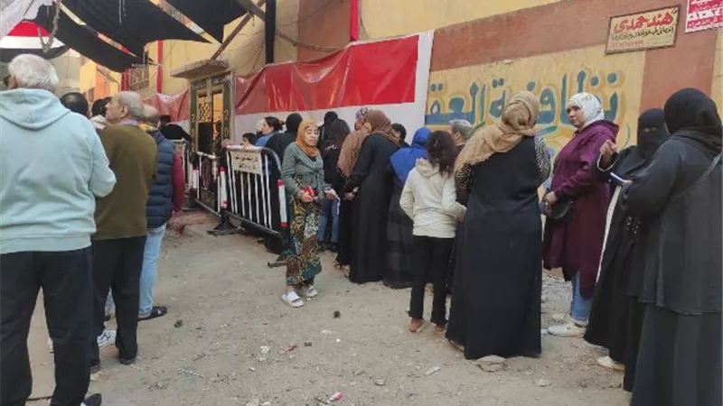 طوابير الناخبين امام مدرسة الخنساء بعين شمس لليوم الثانى