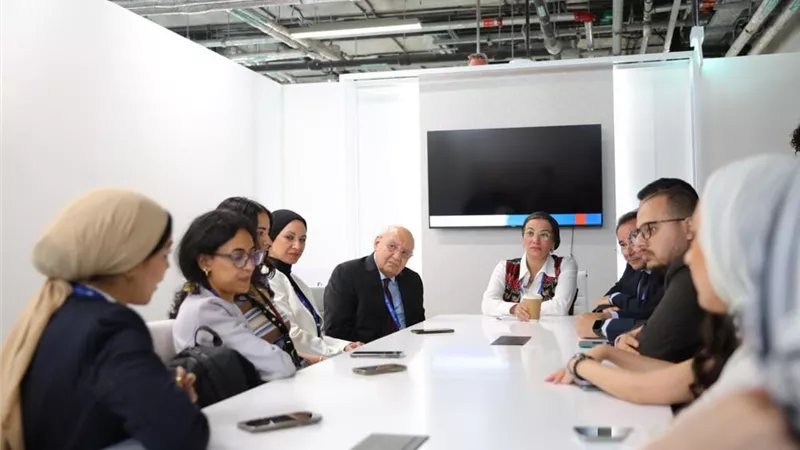 وزيرة البيئة تلتقي بوفد المفاوضين المصريين الشباب الأول المشارك في COP28