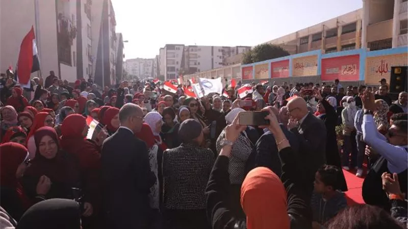 إقبال غير مسبوق .. الناخبون بأعلام مصر أمام لجنة فاطمة عنان بالتجمع الخامس