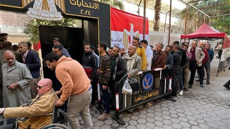 توافد الناخبين على لجنة زكى مبارك بمدينة نصر لليوم الثانى