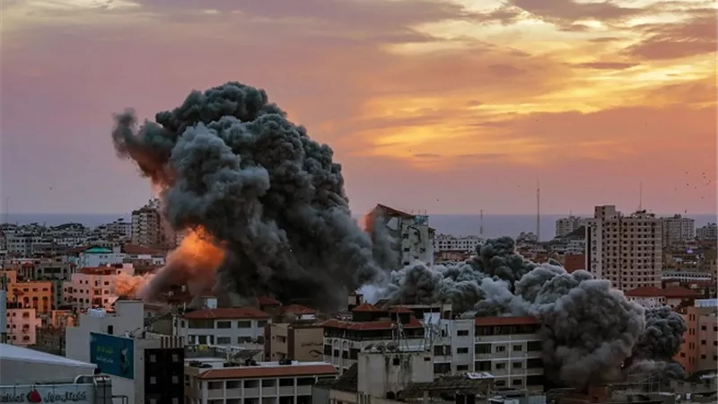الهلال الأحمر الفلسطيني يطالب بحماية دولية للطواقم الطبية والمدنيين في غزة