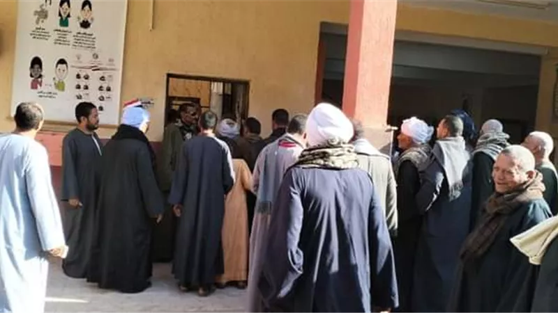 زحام الناخابين امام اللجان فى الساعات الأولى للتصويت بالاقصر