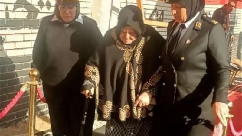 افراد الشرطة تساعد كبار السن للإدلاء بأصواتهم في الانتخابات