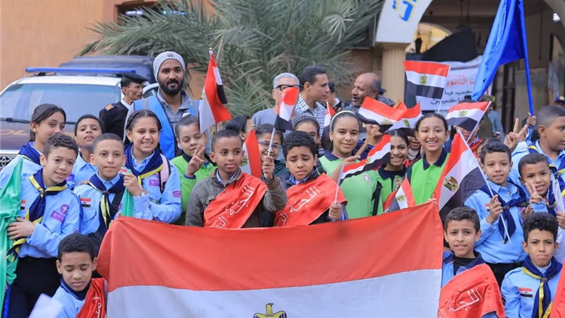 طلاب مدرسة الراهبات بإسنا يستقبلون الناخبين أمام اللجان بالأعلام