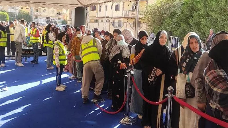 زحام شديد فى ثانى أيام الانتخابات الرئاسية بلجان مدينة بدر فيديو