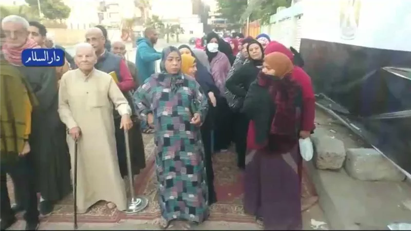 السيدات وكبار السن فى مقدمة صفوف الناخبين بدار السلام..صور