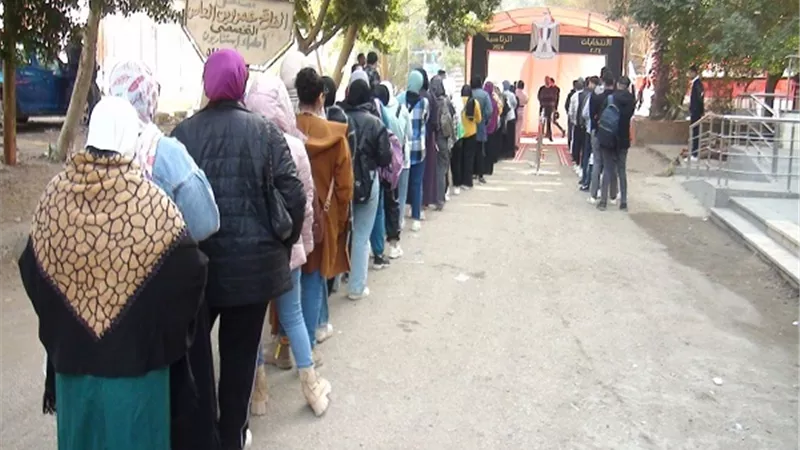 صفوف الشباب من الناخبين تصطف أمام لجنة امين الراعى بالبساتين