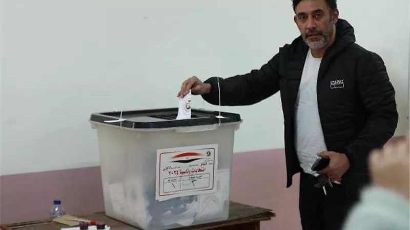 الملحن عمرو مصطفي يدلي بصوته في الانتخابات الرئاسية بمدينة نصر