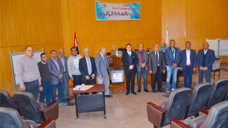 رئيس سوهاج الجديدة يتفقد مقر اللجنة الإنتخابية ويدلى بصوته.. صور