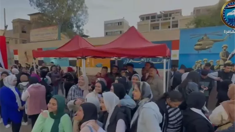 طوابير الناخبين أمام اللجان الانتخابية بمنطقة الزيتون في ثانى ايام الانتخابات