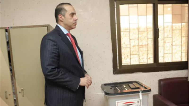 رئيس الحملة الانتخابية للمرشح الرئاسي عبد الفتاح السيسي يدلي بصوته