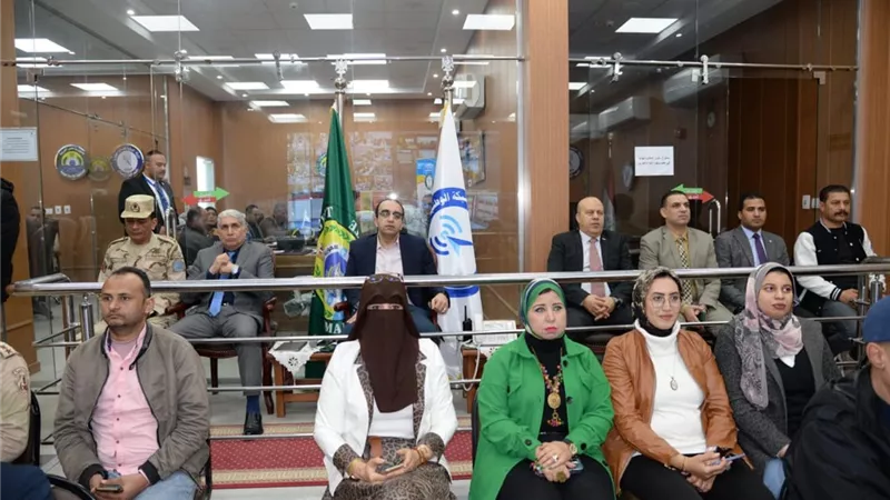 محافظ الإسماعيلية يتابع غرفة العمليات الرئيسية