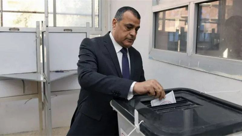 وزير الدولة للإنتاج الحربي يدلي بصوته في الانتخابات الرئاسية