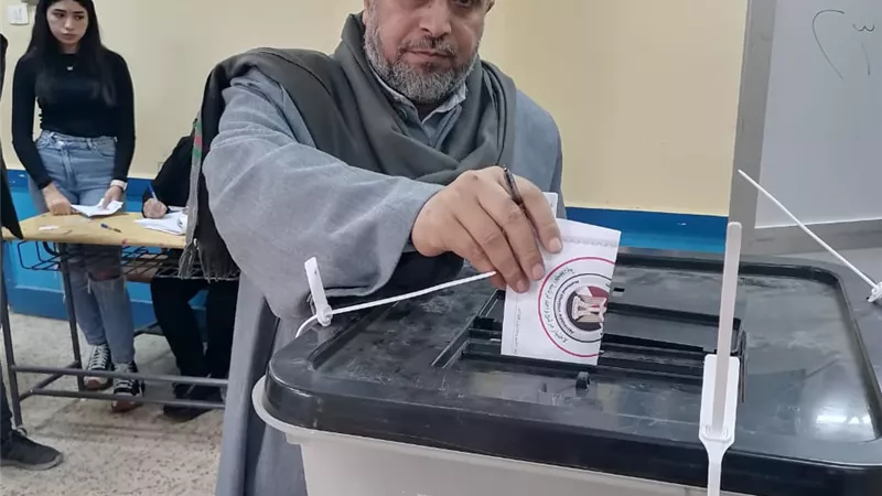 رئيس المنطقة الازهرية بالشرقية يدلى بصوته بلجنة المغتربين