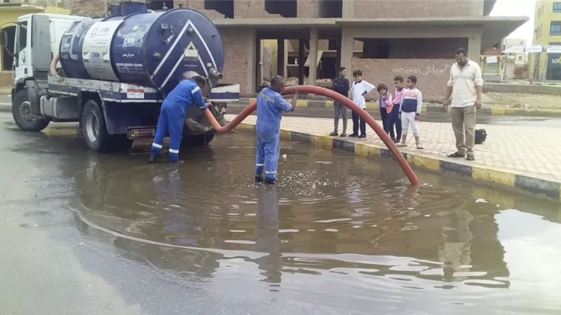 سحب مياه الأمطار بمدن سفاجا والقصير.. واستمرار حالة الطوارئ