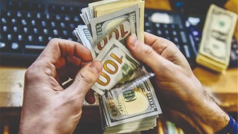 الدولار يرتفع واليوان يتراجع