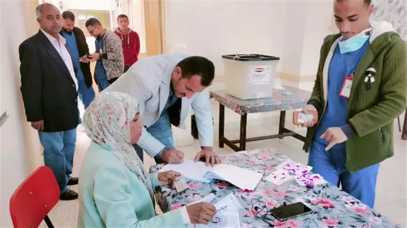 رئيس جهاز طيبة الجديدة يدلى بصوته ويتفقد المقارات الإنتخابية صور