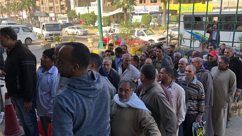 توافد أعداد كبيرة من الناخبين على لجنة المغتربين بحي العجمي