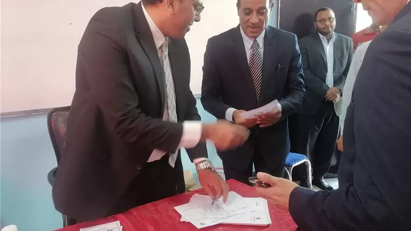 رئيس محكمة البحر الاحمر يتفقد سير الانتخابات باللجان الفرعية