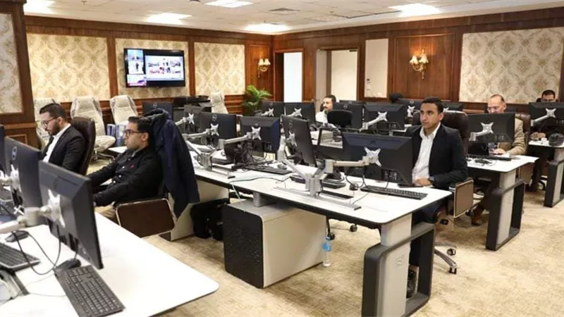 وزير التنمية المحلية يتابع فعاليات اليوم الثاني لسير العملية الانتخابية مع المحافظين