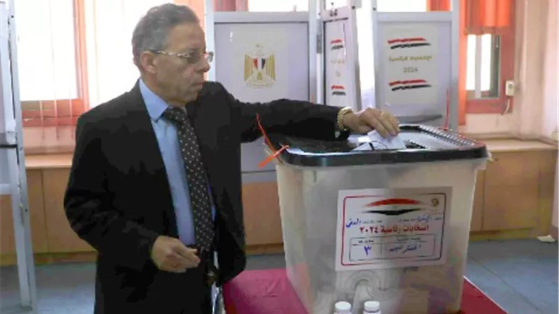نقيب الأطباء يدلي بصوته في الانتخابات الرئاسية