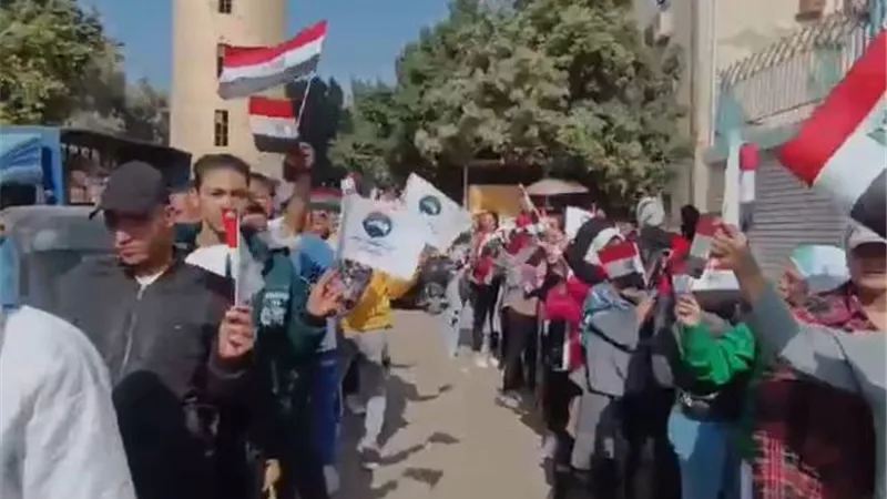 شباب وفتيات السيدة زينب بأعلام مصر أمام اللجان للمشاركة فى الانتخابات الرئاسية