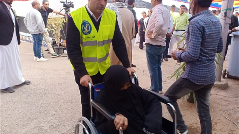 الشرطة تساعد كبار السن للإدلاء باصواتهم في الانتخابات الرئاسية