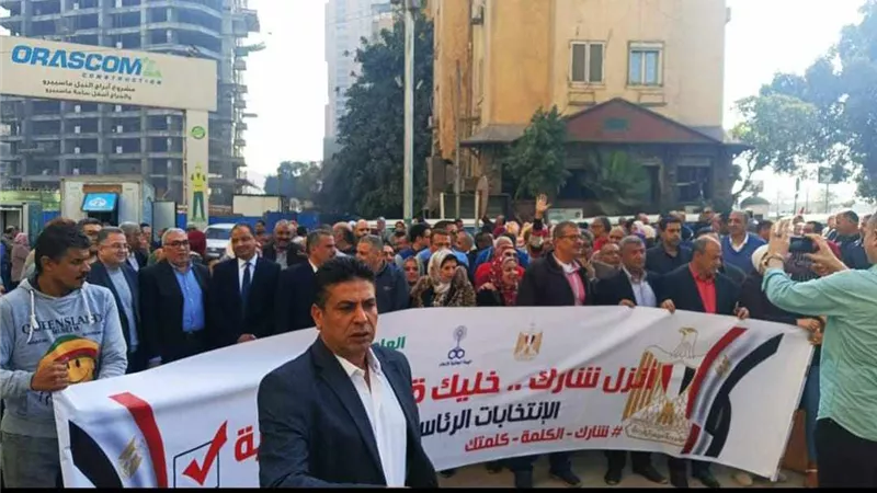 إقبال كثيف من العاملين بالهيئة الوطنية للإعلام للإدلاء بأصواتهم بمدرسة الظاهر الثانوية بنات