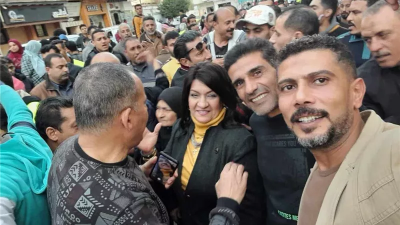 أتوبيسات للعاملين بشركة دمياط للغزل والنسيج للإدلاء بأصواتهم