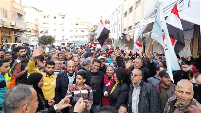 أتوبيسات لنقل العاملين بشركة دمياط للغزل والنسيج للإدلاء بأصواته