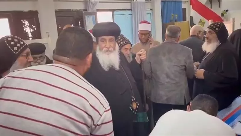 راعى دير الأنبا بولا وبعض القساوسة يدلون باصواتهم الانتخابية