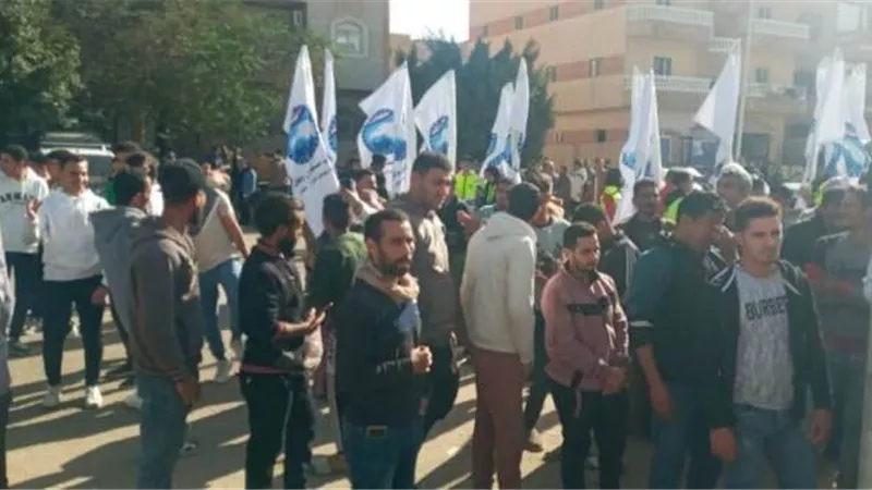أطول طابور إنتخابى فى مدينة بدر يصوتون بلجنة المغتربين.. بالفيديو