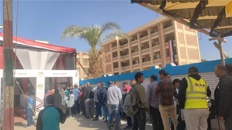 الآلاف في لجنة ميناء السخنة للإدلاء باصواتهم فى الانتخابات