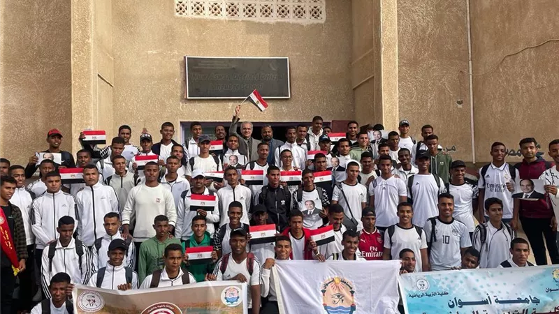كرنفال بالأعلام.. طلاب جامعة أسوان يشاركون في ماراثون الانتخابات
